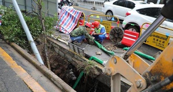 西安环城西路水司附近发生自来水供水管道破裂事故